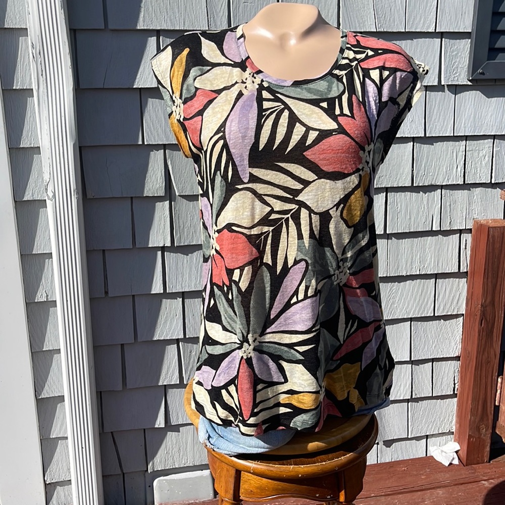 Nicole Miller New York Large Floral Print SS Faux Buttoned Back Linen Top Sm